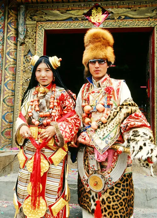 [Caption]Ở Tây Tạng, vào đêm trước ngày cưới, chú rể sẽ mang váy cưới và các phụ kiện khác cho cô dâu của mình. Trang phục thường bao gồm một chiếc khăn trùm, vòng bằng bạc để trang trí tóc và một bùa hộ mệnh nhỏ bằng kim loại nhỏ của nhà Phật.