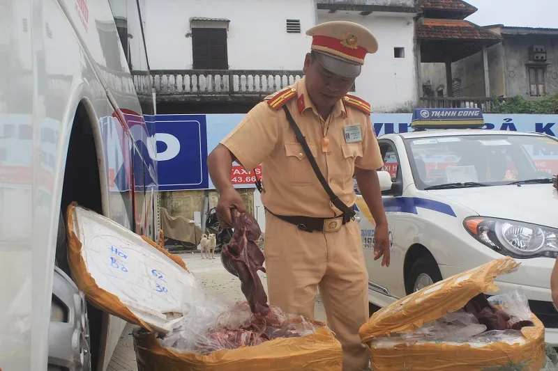 Tài xế chở gỗ lậu tông cửa bỏ chạy ảnh 2