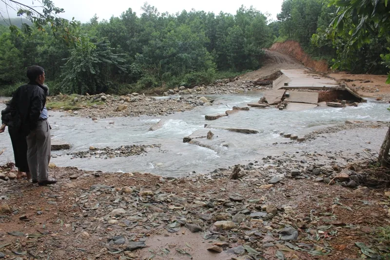Sạt lở núi ở Quảng Ngãi, tê liệt giao thông vùng cao ảnh 3
