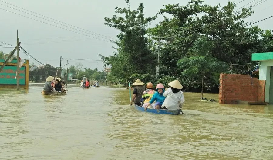 Đi thăm bà con về bị lũ cuốn mất tích ảnh 1