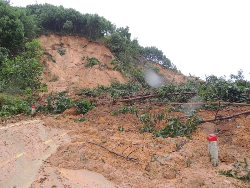 600 hộ dân ở Quảng Ngãi bị cô lập kéo dài ảnh 1