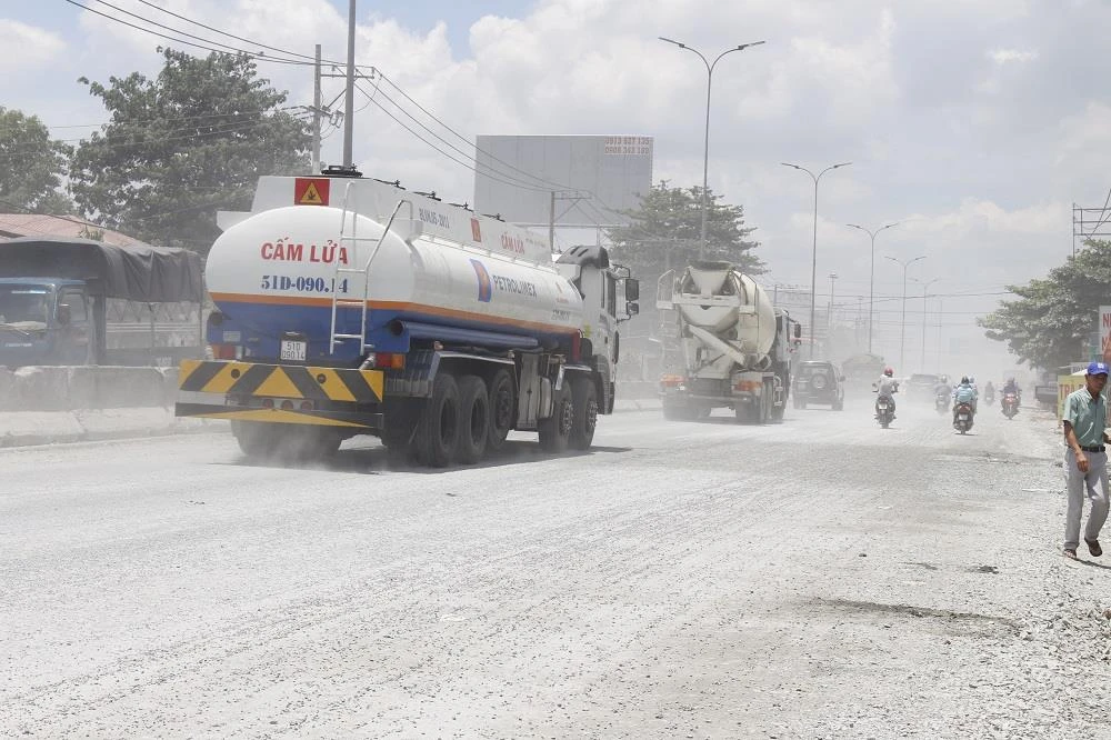 Dân quốc lộ 1A khóc ròng cảnh bụi đường mù mịt ảnh 10