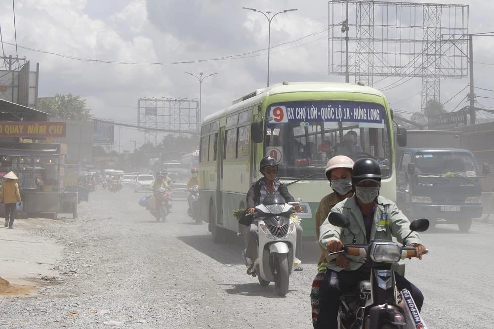 Dân quốc lộ 1A khóc ròng cảnh bụi đường mù mịt ảnh 1