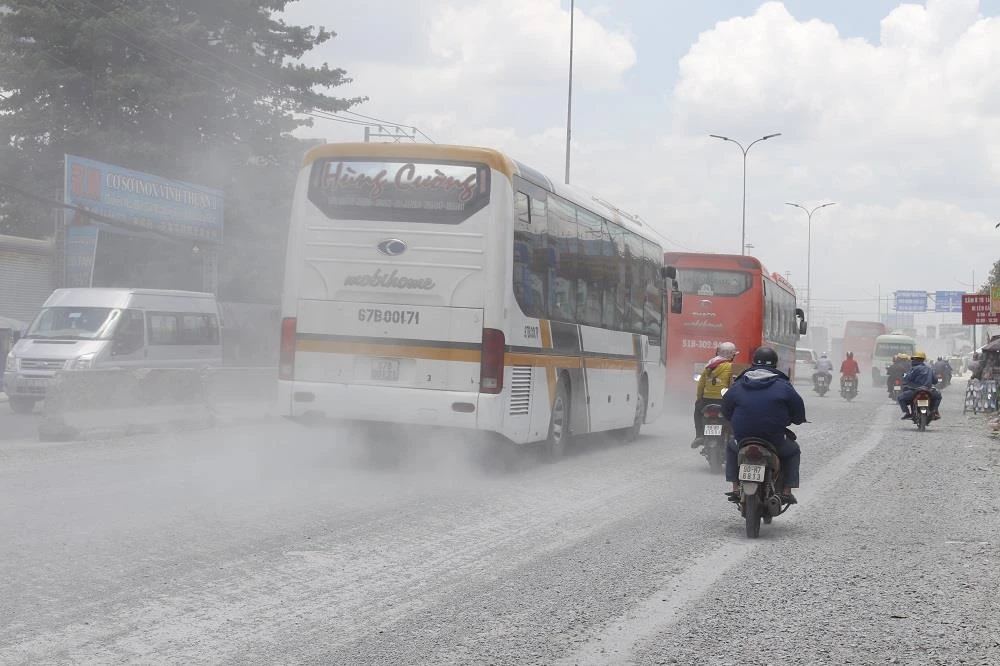 Dân quốc lộ 1A khóc ròng cảnh bụi đường mù mịt ảnh 4