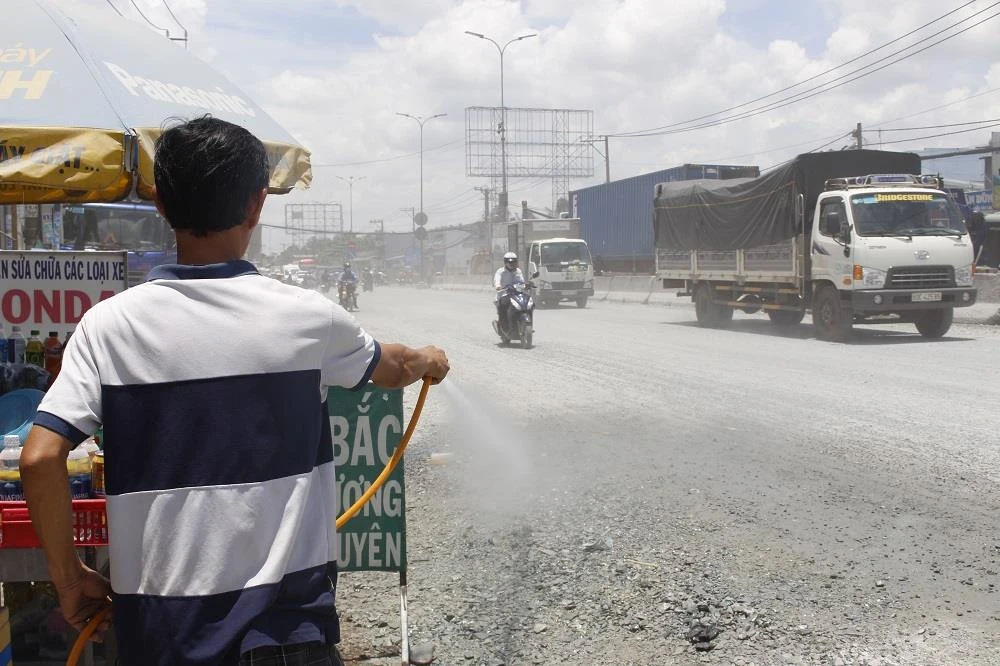 Dân quốc lộ 1A khóc ròng cảnh bụi đường mù mịt ảnh 8