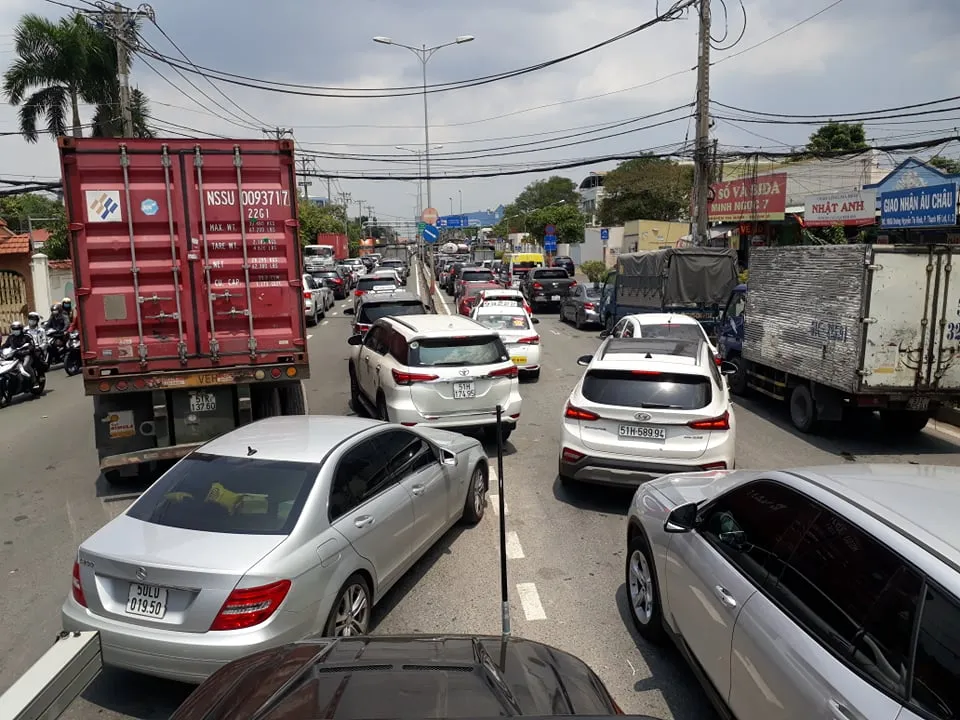 Kẹt xe tại phà Cát Lái: 3 tiếng nhích 1km ảnh 1