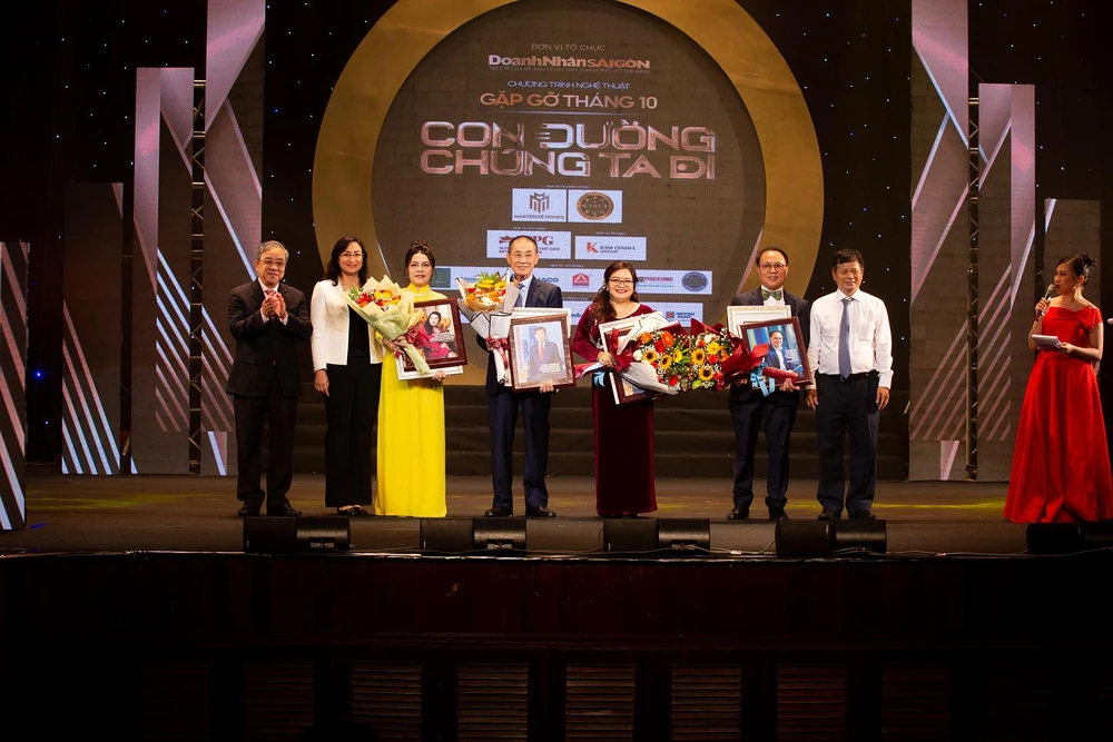 Bà Phan Thị Thắng, Phó Chủ tịch TP.HCM (áo vest trắng) chúc mừng các doanh nhân truyền cảm hứng năm 2022