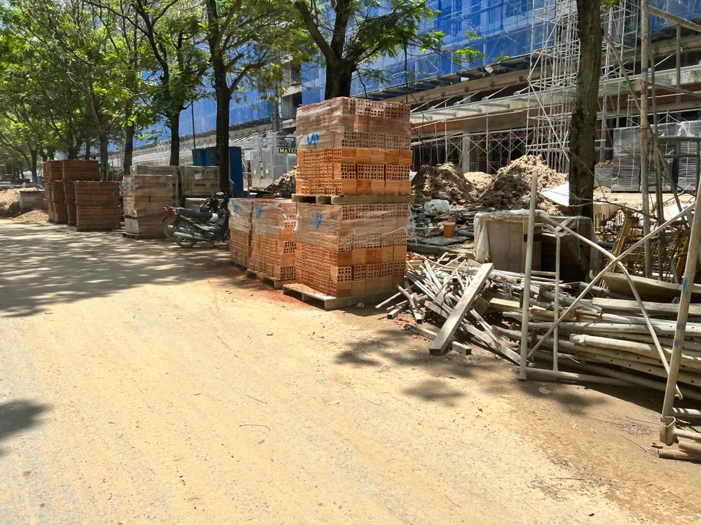 Một dự án thương mại trên 9 tầng tại quận Tân Phú nhưng trong công trường chủ yếu sử dụng gạch nung. Ảnh: PV