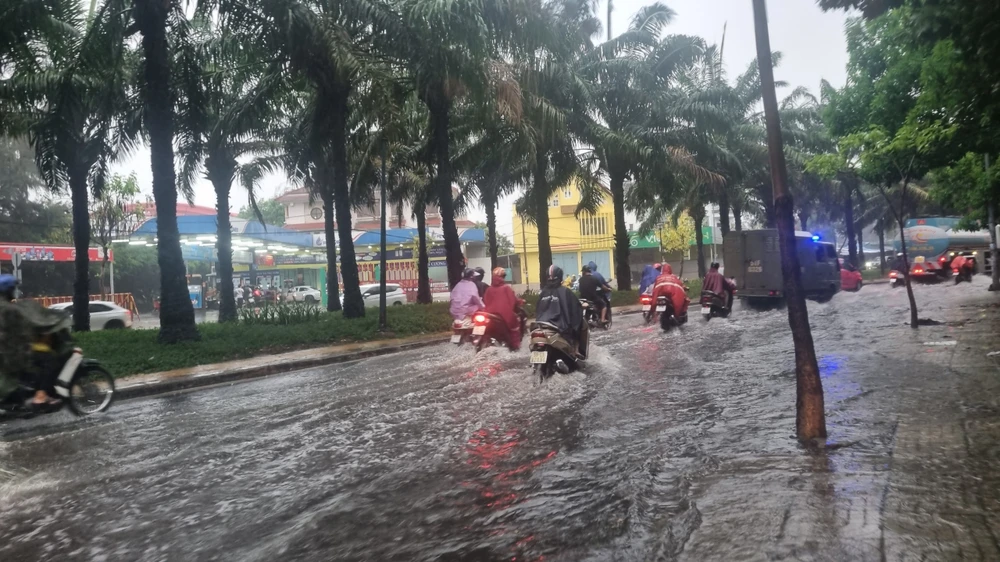 Một vài tuyến đường ở huyện Bình Chánh nhanh chóng có hiện tượng ngập cục bộ