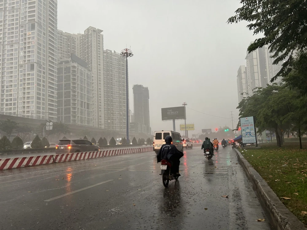 Cơn mưa nặng hạt đổ xuống trên Xa lộ Hà Nội, TP Thủ Đức