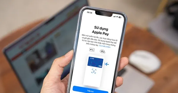 Người dùng iphone cài đặt Apple pay. Ảnh: TIỂU MINH Người dùng iphone cài đặt Apple pay. Ảnh: TIỂU MINH