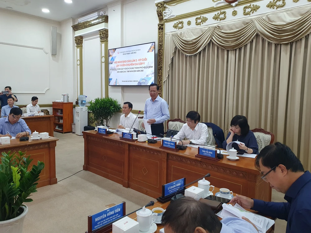 Chủ tịch UBND TP.HCM, ông Phan Văn Mãi phát biểu tại hội nghị sáng 28-12. Ảnh: K.C Mô hình đô thị đa trung tâm của TP.HCM sẽ được tổ chức theo năm vùng đô thị