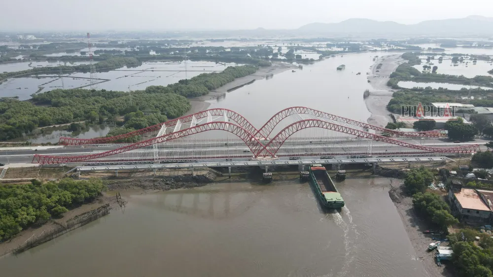 Cầu Cỏ May với biểu tượng cánh chim hải âu