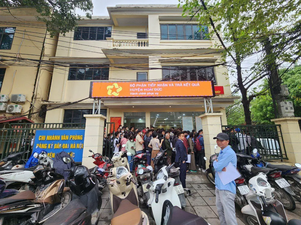 Trước cổng chi nhánh Văn phòng đăng ký đất đai huyện Hoài Đức. Ảnh: T.PHÚ dat-dai-2.jpg
