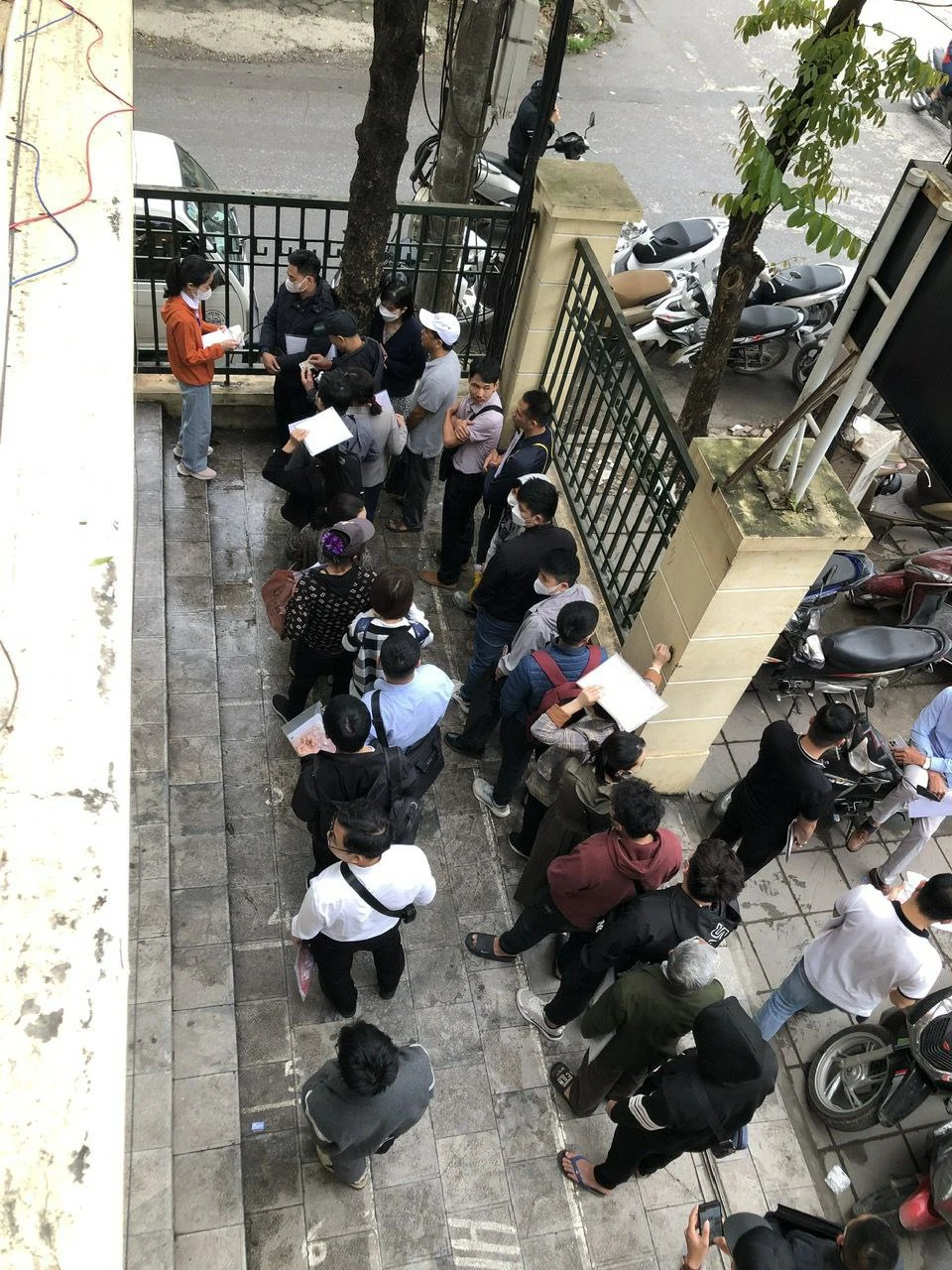 Từ sáng sớm hàng người đã kéo dài ra tới bên ngoài chi nhánh Văn phòng đăng ký đất đai huyện Hoài Đức. Ảnh: T.PHÚ thu-tuc-dat-dai-2.jpg
