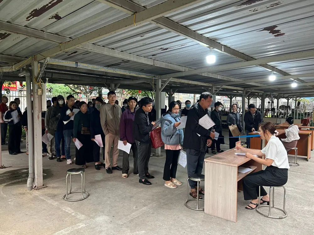 Người dân làm thủ tục liên quan đất đai xếp hàng chờ đến lượt giải quyết hồ sơ. Ảnh: T.PHÚ thu-tuc-dat-dai.jpg