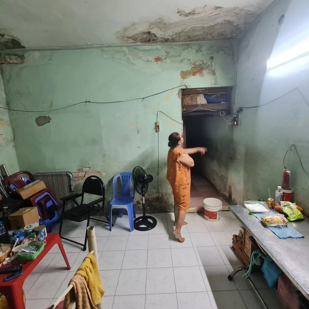 Bên trong căn hộ tại chung cư cũ 137 Lý Thường Kiệt đã xuống cấp nặng. Ảnh: NGUYỄN CHÂU chung cư cũ trên đường Lý Thường Kiệt