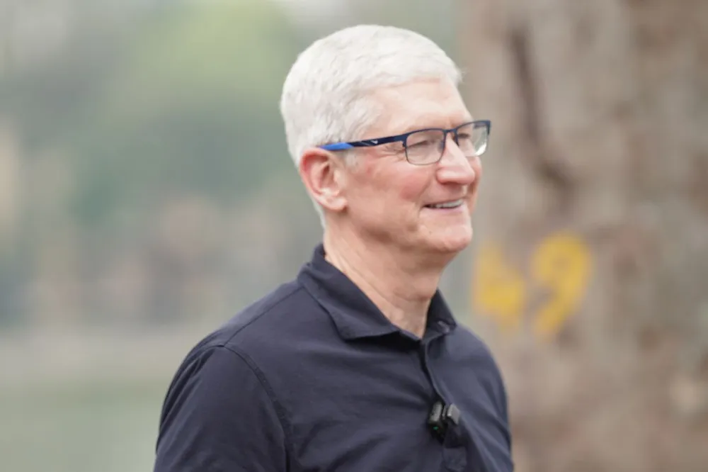 Ông Tim Cook đi dạo tại hồ Hoàn Kiếm. Ảnh: Thế Duyệt ceo-apple.jpg