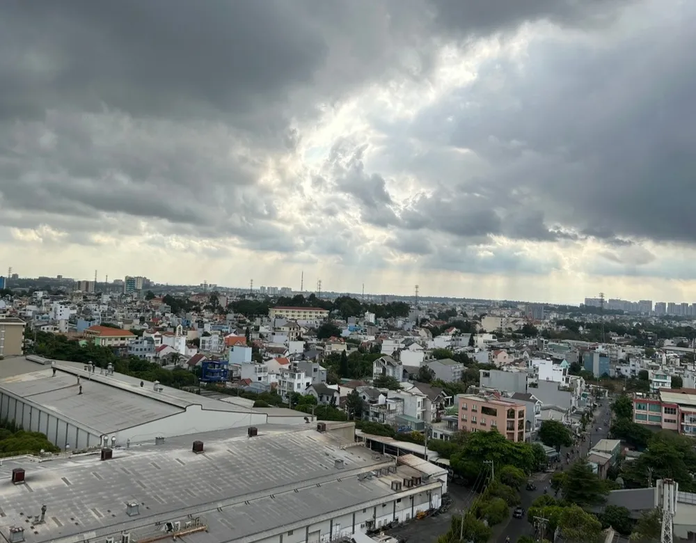 Sáng 20-4, nhiều nơi ở TP.HCM bầu trời âm u, tưởng chừng như cơn mưa đầu mùa sắp đến. Ảnh: TL mua-dau-mua.jpeg