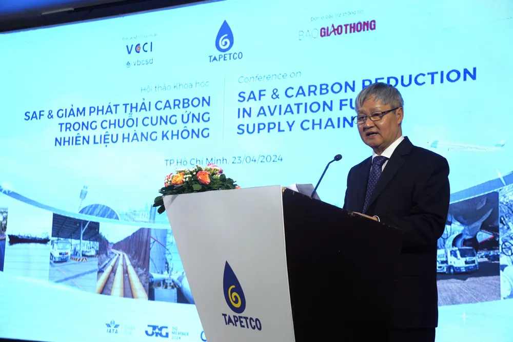 Phó Chủ tịch Liên đoàn Thương mại và Công nghiệp Việt Nam Võ Tân Thành đánh giá cao hội thảo khoa học mà TAPETCO tổ chức. nguyen-lieu-sach.jpeg
