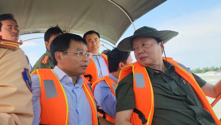 Phó Thủ tướng Trần Hồng Hà thị sát khu vực khai thác cát tại huyện Trà Ôn, tỉnh Vĩnh Long vào ngày 11-5. Ảnh: HẢI DƯƠNG pho-thu-tuong.jpg.png