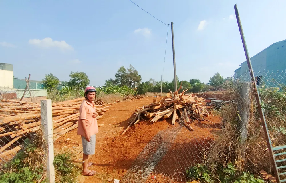 Ông Ngô Văn Bản (ngụ phường Phù Đổng, TP Pleiku) đã chuyển mục đích sử dụng đất nhưng chưa được cấp sổ hồng do vướng mắc về thủ tục hợp thửa. Ảnh: LK. thủ tục hợp thửa