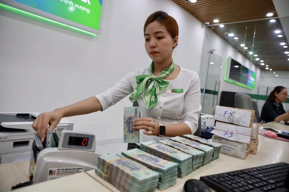 Các ngân hàng cũng cần có nguồn lực mới tính toán được giải pháp hạ lãi suất. Ảnh minh họa: NGUYỆT NHI photo_6289295619021454562_y-nguyetnhi.jpg