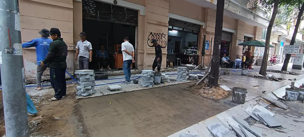 Vỉa hè đường Huỳnh Thúc Kháng đang được chỉnh trang. Ảnh: Quận 1 cung cấp huynh-thuc-khang.jpg