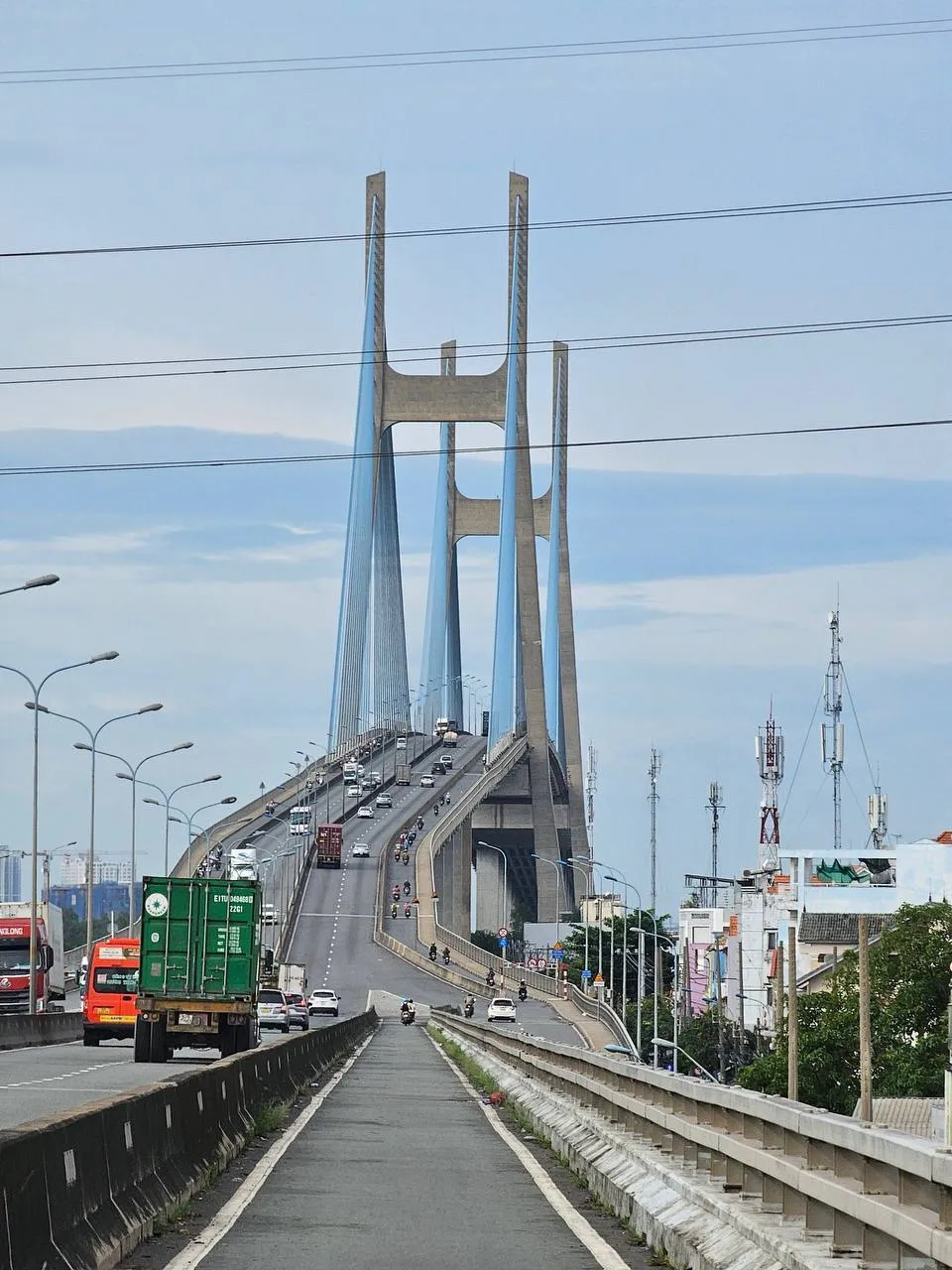 Cầu Phú Mỹ có độ dốc cao, nhiều tài xế cho biết khó khăn trong việc giữ khoảng cách an toàn khi đổ dốc. Ảnh: ĐÀO TRANG cau-phu-my.jpg
