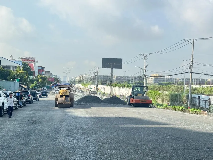 Dự án cầu Nam Lý đang tăng tốc để hoàn thành toàn dự án vào năm 2024, tăng cường kết nối với đường Đỗ Xuân Hợp. Ảnh: ĐÀO TRANG cau-nam-ly.jpg