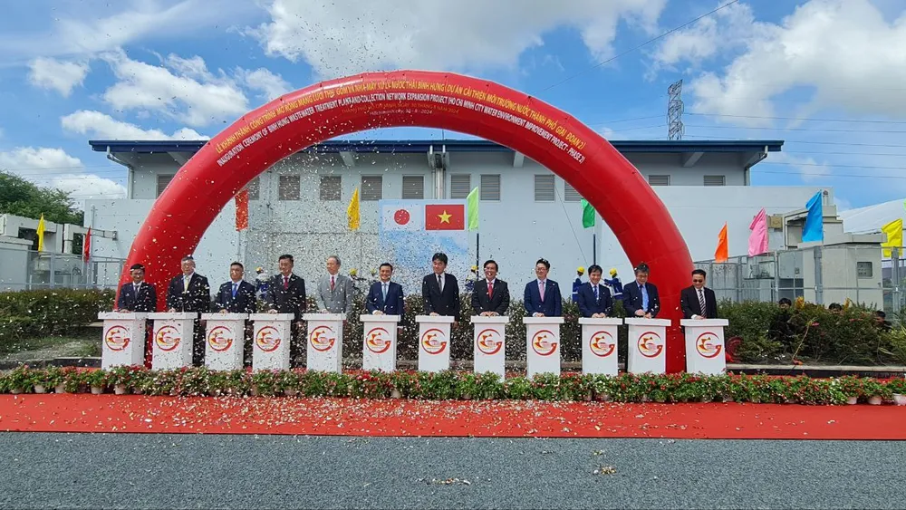 Các đại biểu bấm nút khánh thành nhà máy xử lý nước thải Bình Hưng. Ảnh: Nguyễn Châu nha-may-xu-ly-nươc-thai.jpg