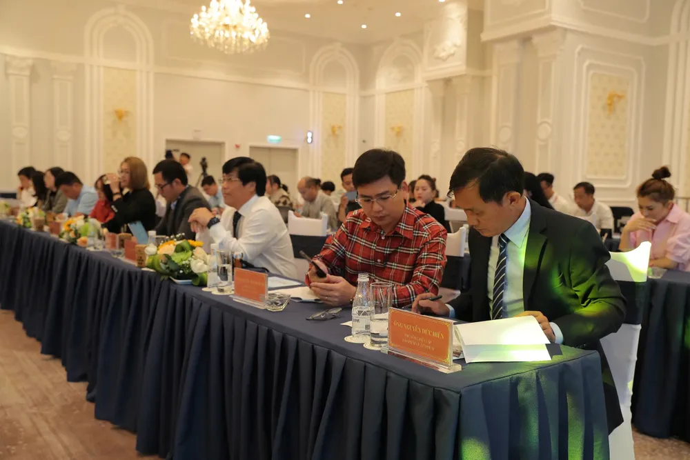 Ông Nguyễn Đức Hiển - Phó Tổng biên tập thường trực báo Pháp Luật TP.HCM (bìa phải) . Ảnh: TIẾN THÀNH nong-san-da-lat-18.jpg
