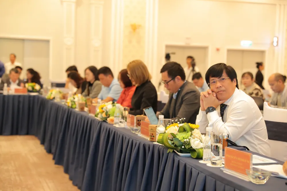 Các đại biểu theo dõi buổi tham luận: Ảnh: TIẾN THÀNH nong-san-da-lat-22.jpg