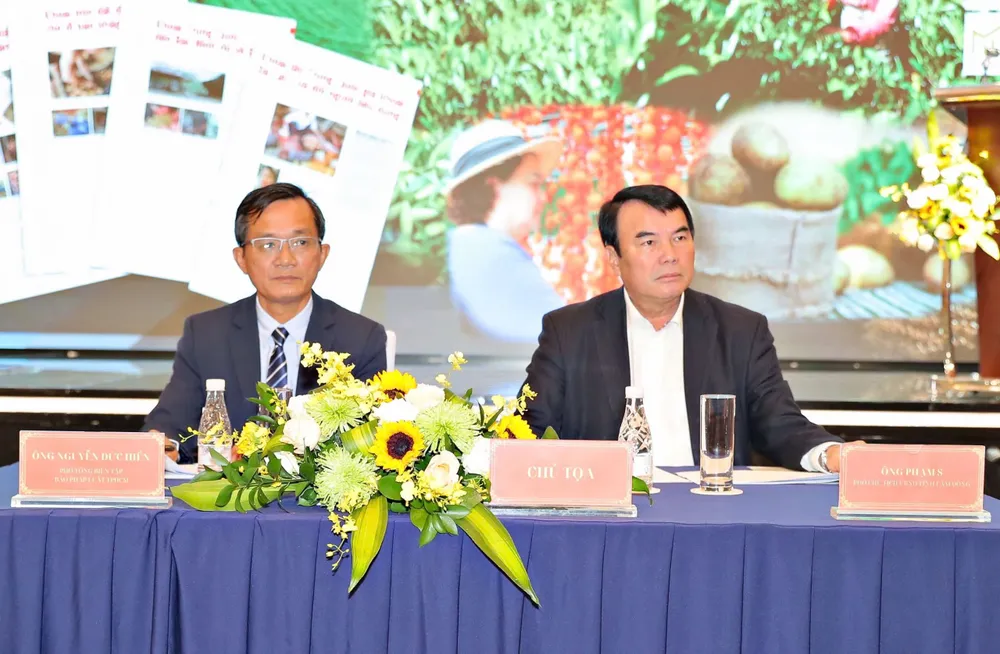 Ông Phạm S - Phó chủ tịch UBND Tỉnh Lâm Đồng và ông Nguyễn Đức Hiển, Phó Tổng Biên Tập thường trực báo Pháp Luật TP.HCM làm chủ tọa buổi tọa đàm. Ảnh: TIẾN THÀNH nong-san-da-lat-37.jpg