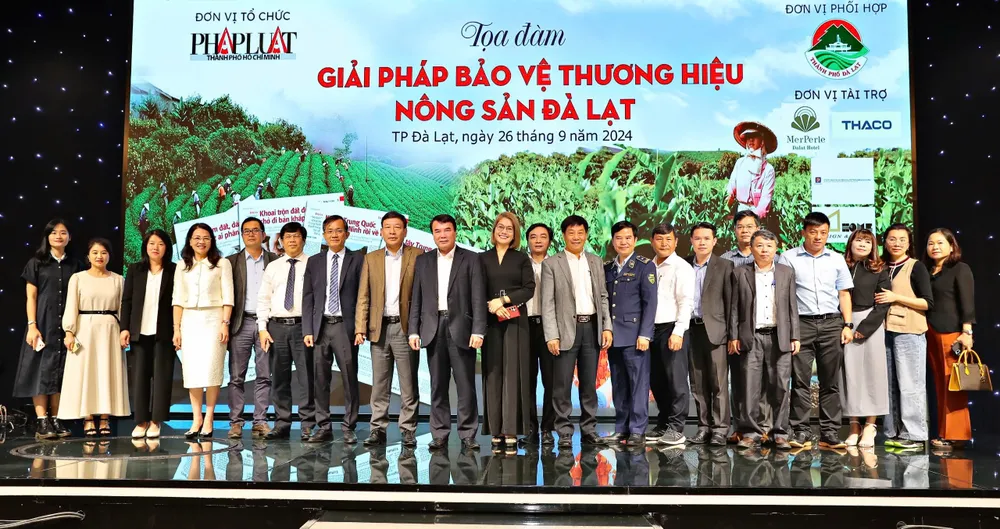 Các vị khách mời chụp ảnh lưu niệm cùng Ban Tổ chức tọa đàm "Giải pháp bảo vệ thương hiệu nông sản Đà Lạt" nong-san-da-lat-41.jpg