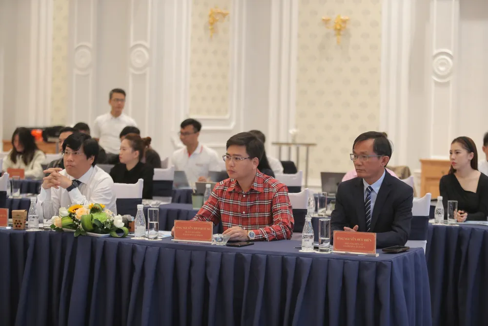 Hàng trước, từ phải sang: Ông Nguyễn Đức Hiển-Phó Tổng biên tập thường trực báo Pháp Luật TP.HCM, Ông Nguyễn Thanh Tùng-Trưởng ban Kinh tế-Đô thị báo Pháp Luật TP.HCM và Luật sư Trần Cao Đại Kỳ Quân-Phó Chủ nhiệm Đoàn Luật sư tỉnh Đồng Nai nong-san-da-lat-42.jpg