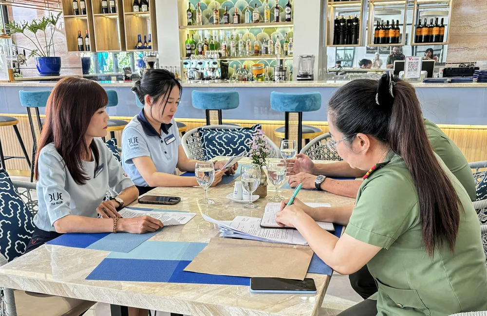 Công an làm việc với đại diện khách sạn Tui Blue Nha Trang về việc bị giả mạo trang fanpage. Ảnh: XP du khách bị lừa tiền đặt cọc từ fanpage giả mạo