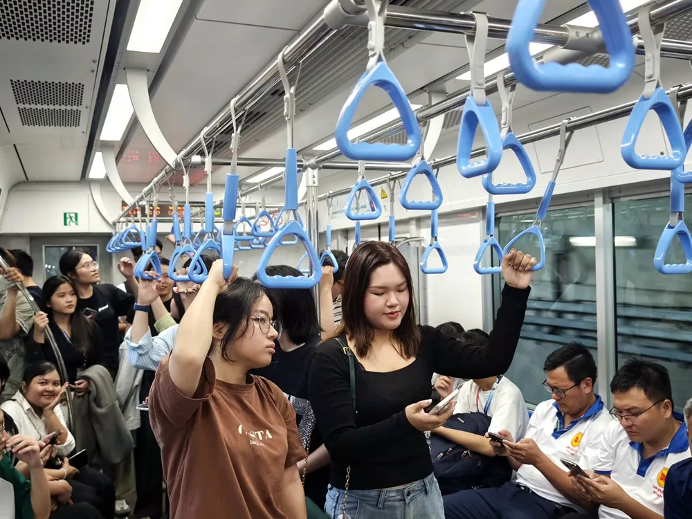 Người dân TP.HCM trải nghiệm tàu metro số 1 trong các đợt chạy thử. Ảnh: ĐÀO TRANG