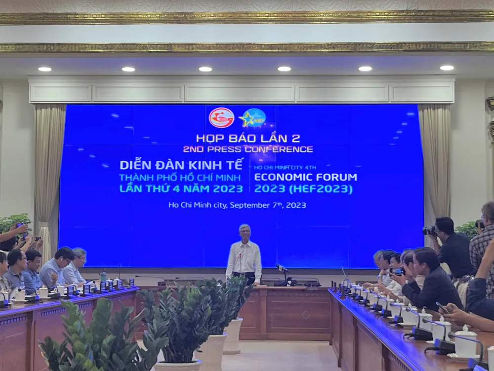 Ông Võ Văn Hoan, Phó Chủ tịch UBND TP.HCM trao đổi thông tin tại buổi họp báo. ẢNH: TÚ UYÊN kinh tế xanh