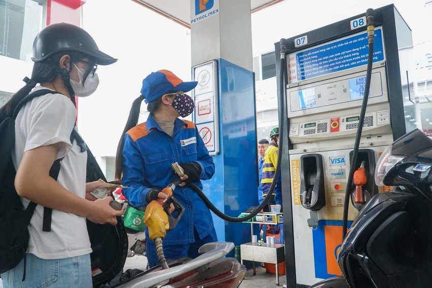 Từ 15 giờ ngày 13-3, giá xăng giảm mạnh gần 800 đồng mỗi lít với xăng RON95-III, giảm gần 700 đồng mỗi lít với xăng E5RON92. Ảnh: PHI HÙNG Từ 15 giờ ngày 13-3, giá xăng giảm mạnh gần 800 đồng mỗi lít với xăng RON95-III, giảm gần 700 đồng mỗi lít với xăng E5RON92. Ảnh: PHI HÙNG
