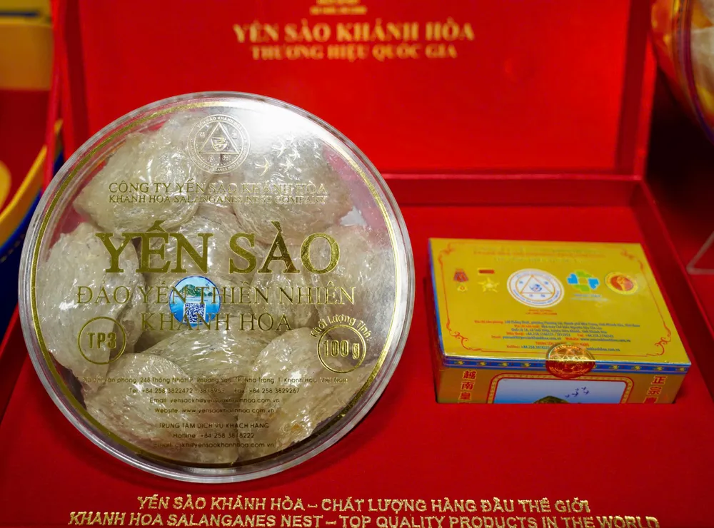 Người tiêu dùng cần phân biệt rõ để chọn được sản phẩm yến sào có nguồn gốc xuất xứ rõ ràng, đảm bảo chất lượng . Ảnh: THUẬN VĂN