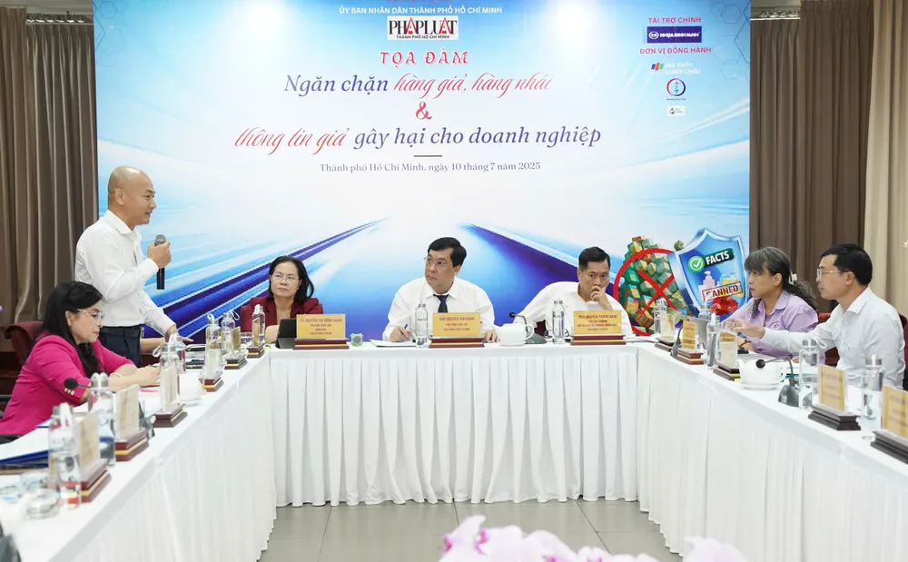 Toàn cảnh tọa đàm sáng 10-7. Ảnh: THUẬN VĂN ngan-chan-hang-gia 5.jpg