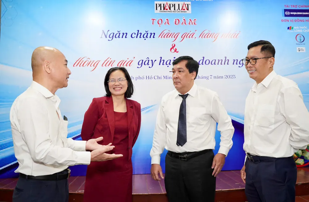 Các đại biểu, khách mời trao đổi bên lề tọa đàm ngày 10-7. Ảnh: THUẬN VĂN ngan-chan-hang-gia 7.jpg