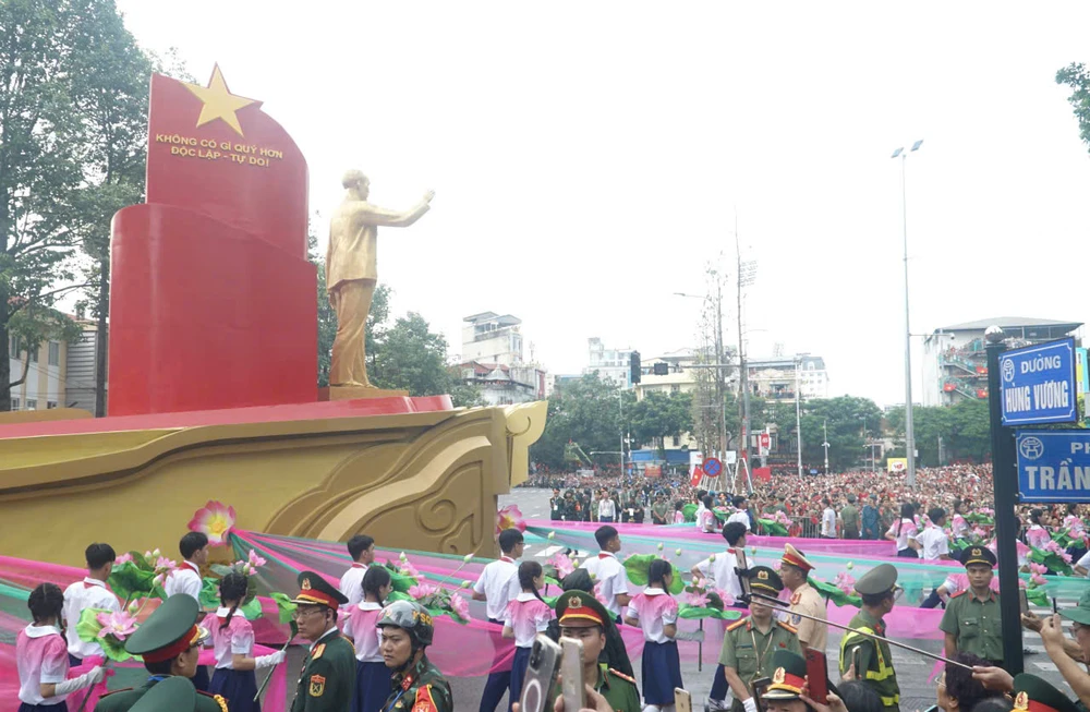 Đoàn xe chân dung Chủ tịch Hồ Chí Minh đi qua ngã tư Trần Phú-Hùng Vương