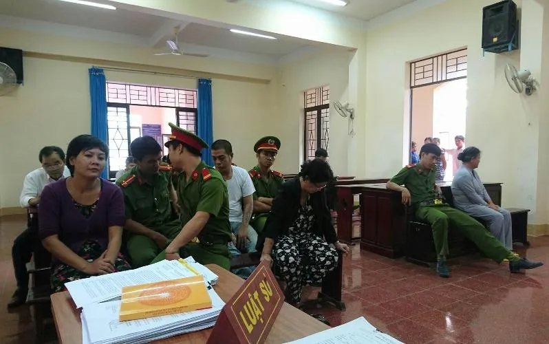 Bà Nguyễn Thị Ước (bận đồ xám, góc phải ảnh) tại phiên toà hôm nay ở Chơn Thành.