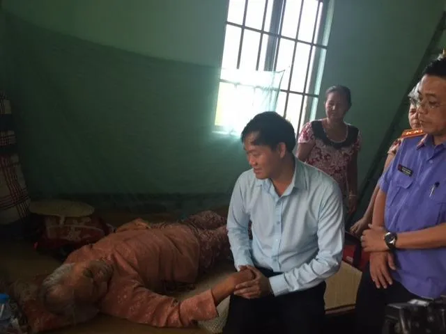 Đoàn công tác của VKSND TP.HCM thăm hỏi, phụng dưỡng Mẹ Việt Nam anh hùng Lê Thị Phiền sáng 25-7. Mới mấy ngày trước thôi, mẹ còn tự đi lại và luôn tay đan sọt