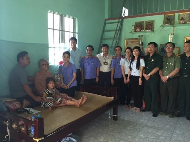 Đoàn công tác chụp ảnh kỷ niệm cùng gia đình mẹ