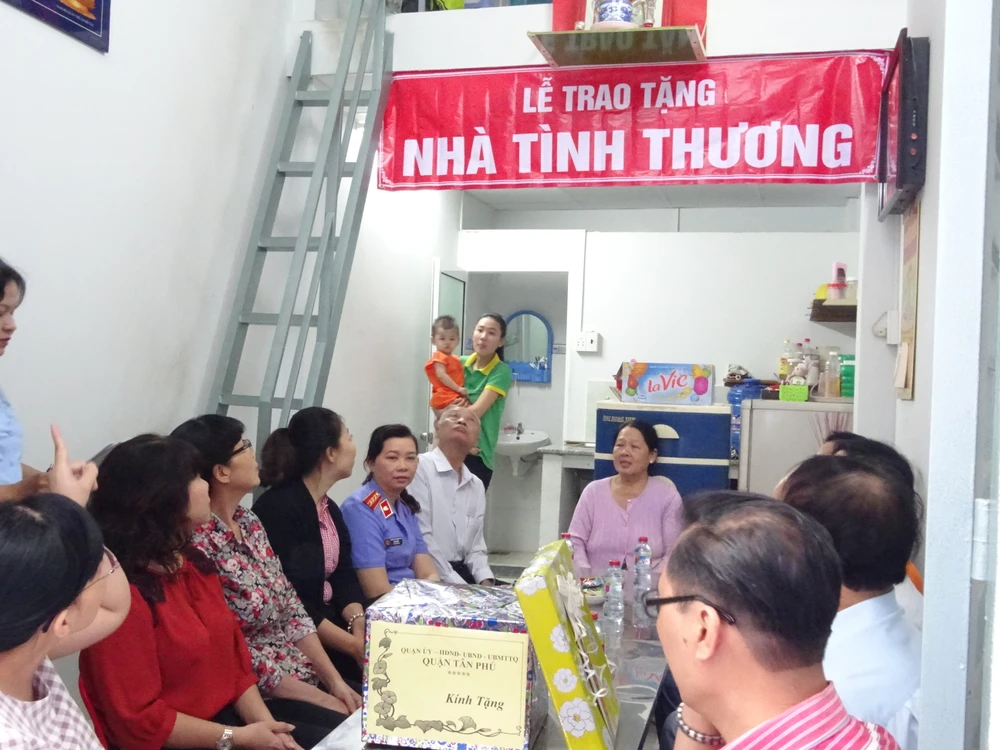 VKS đi trao yêu thương ngày cuối năm