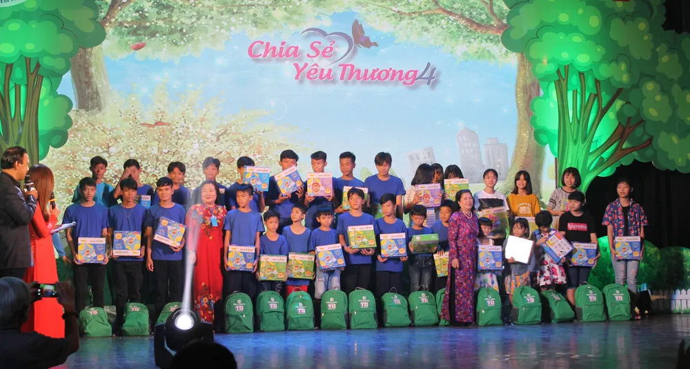 Chia sẻ yêu thương tặng quà cho 400 trẻ đặc biệt khó khăn ảnh 3