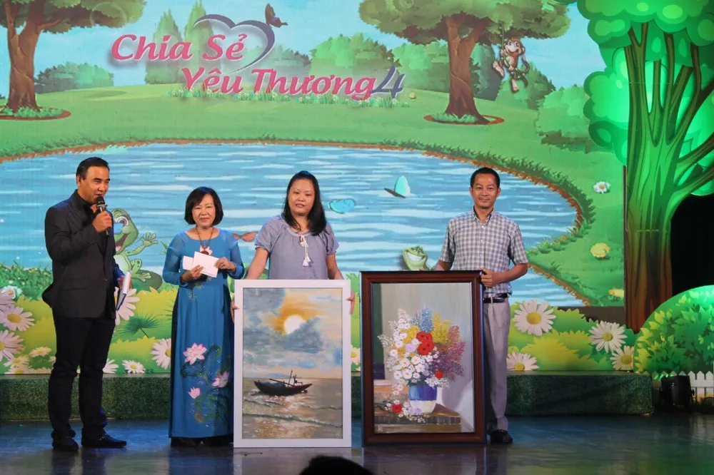 Chia sẻ yêu thương tặng quà cho 400 trẻ đặc biệt khó khăn ảnh 4